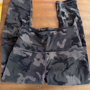 High-Waist Ankle Leggings in Black/Grey Camo